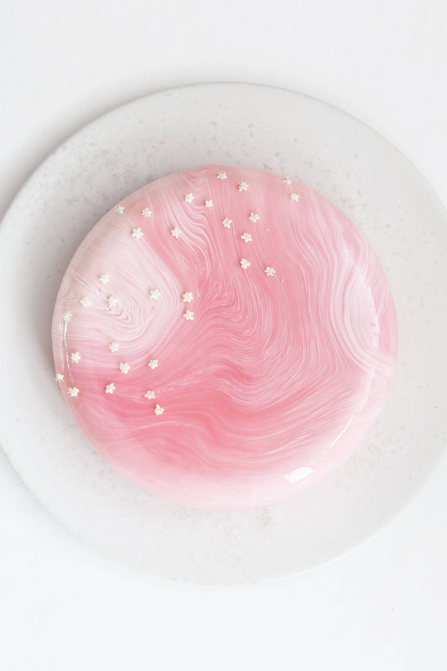 Elderflower strawberry cake with white chocolate and lemon