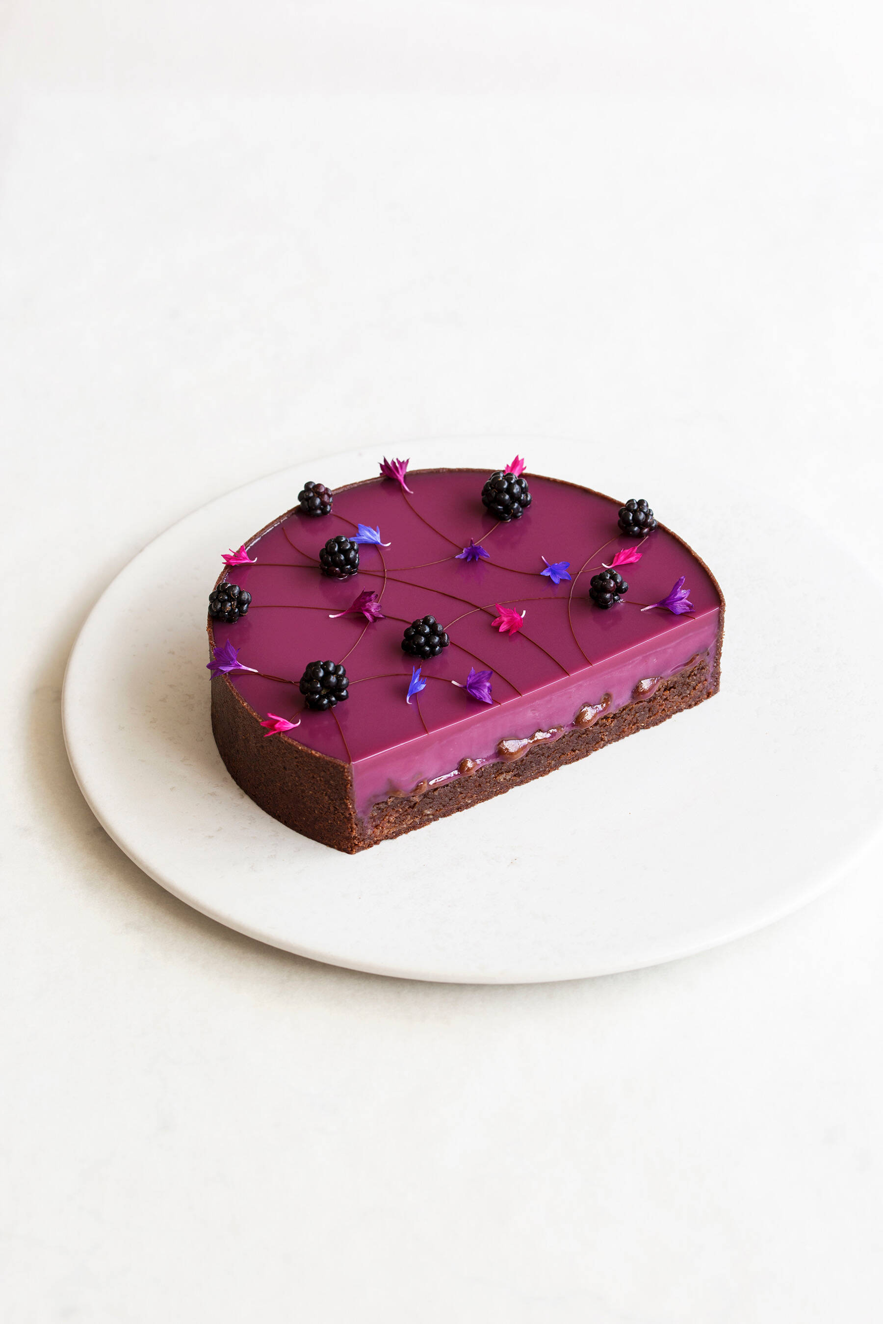 Blackberry tart with chocolate and hazelnut