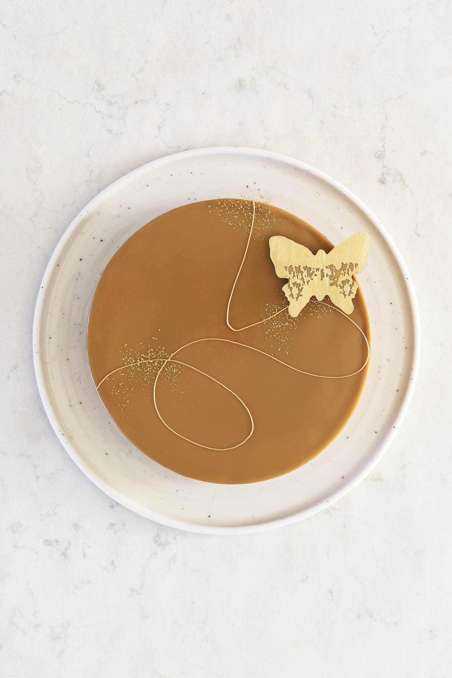 Cookie cake with peanuts and caramel